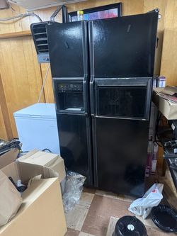 GE profile double door refrigerator icemaker works water works everything works