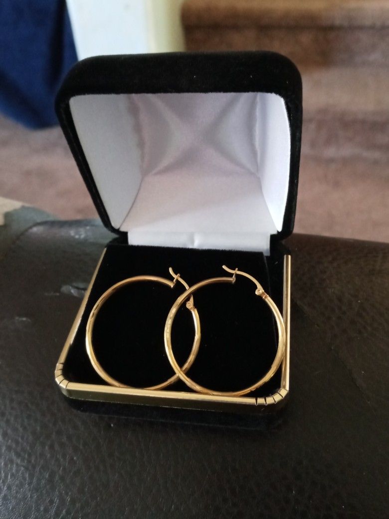 10 K. Gold. Medium Size Hoop Earings 1 .1/4 Inch