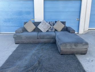 Free Delivery 🚚 Gray Sectional/ Sala Seccional Gris