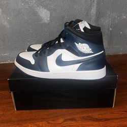AIR JORDAN 1 MID (size 9) 