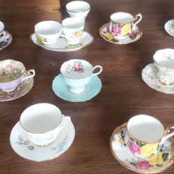 VINTAGE 13 SETS BONE CHINA CUPS & SAUCERS PLUS MILK & SUGAR SET W/TRAY & A SMALL CUP FROM ENGLAND