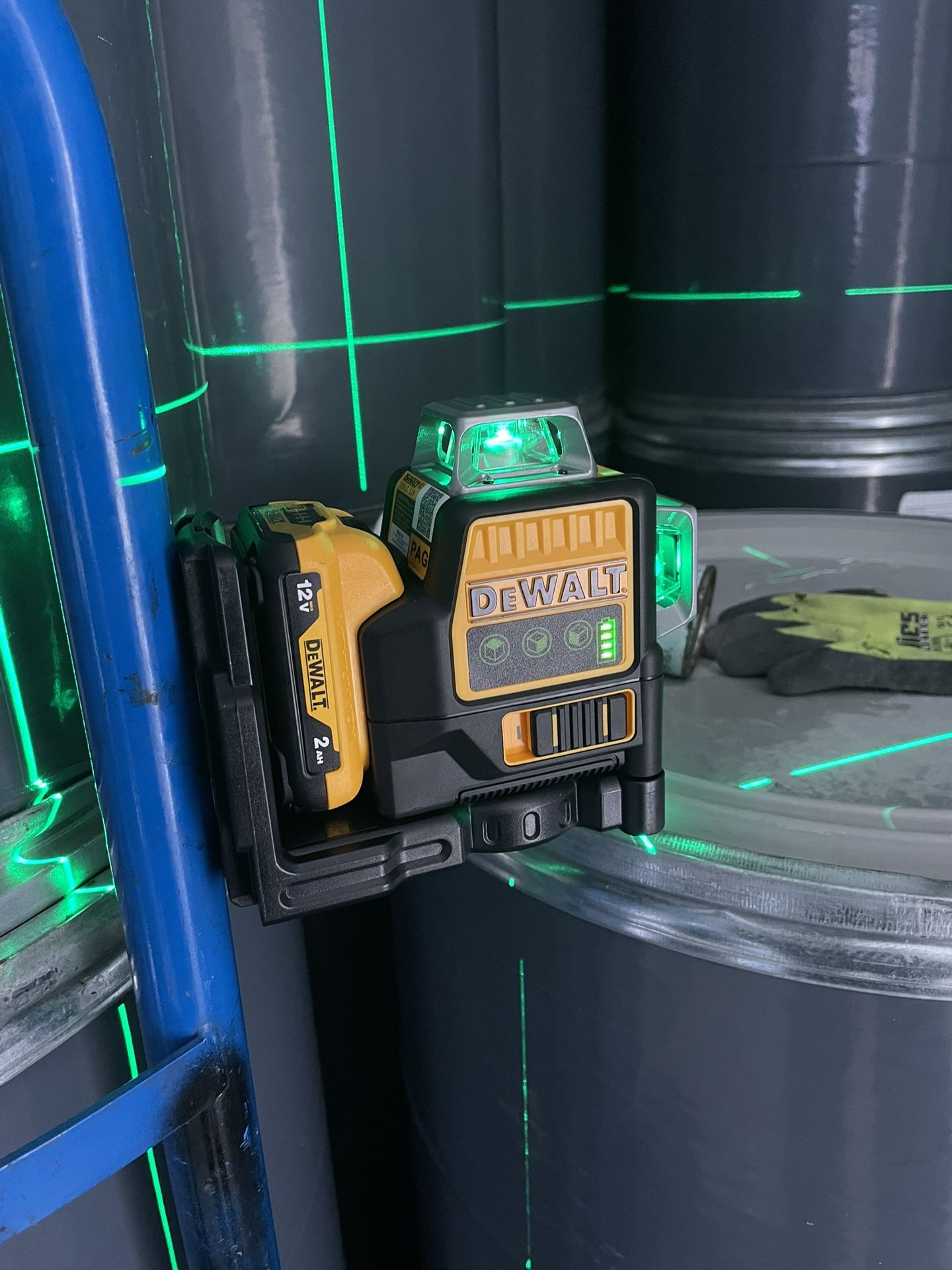 DEWALT 12V MAX Laser Level, Green Line Laser, 3-Way, 360 Degree Professional Laser, Cordless/Rechargeable (DW089LG)
