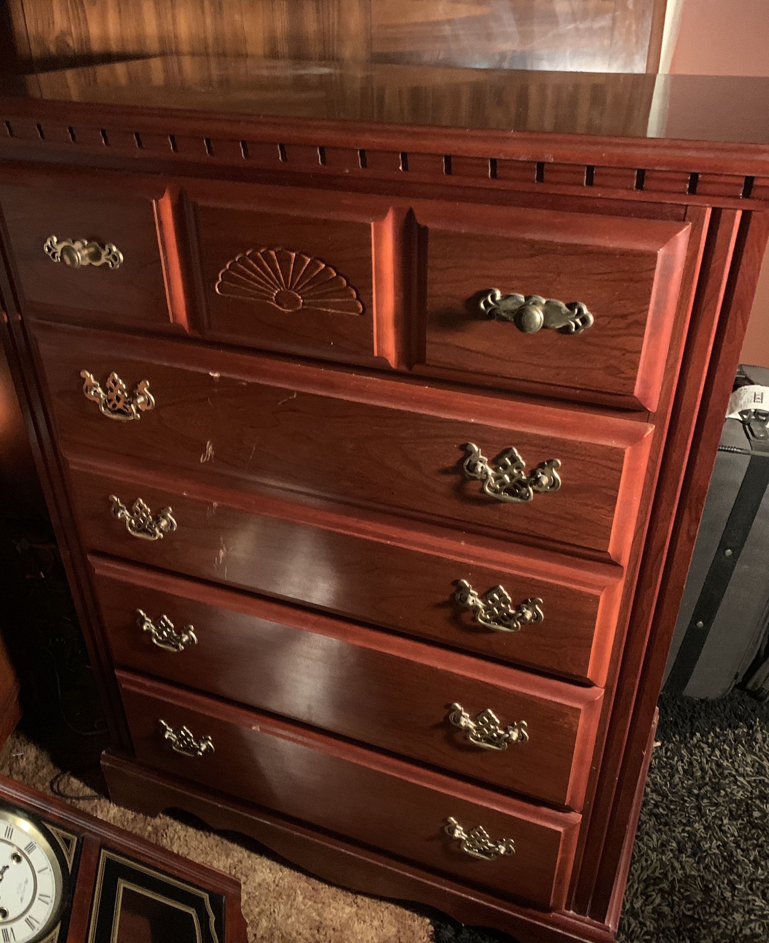 Broyhill dresser used Does has scratches from use on the top front and the sides bring help to load first come first served Needs cleaned/dust/dir