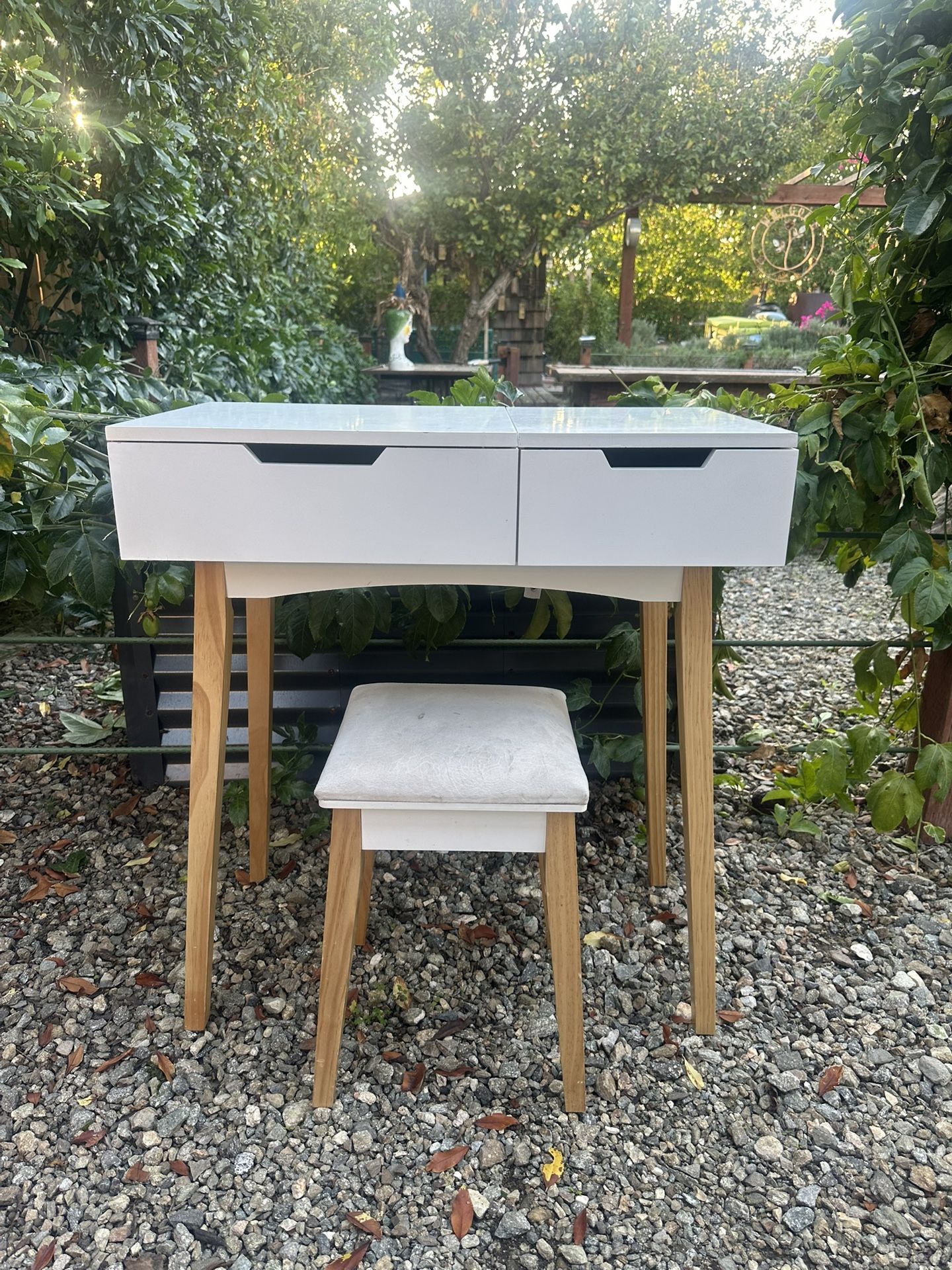 Vanity/Desk With stool