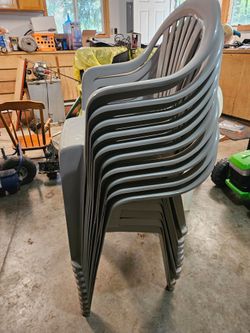 10 plastic outdoor chairs like new