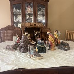 Grandeur porcelain nativity set with 24 pieces 