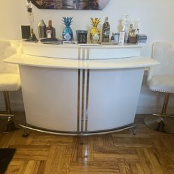 Mint Condition Full Bar Plus Chairs