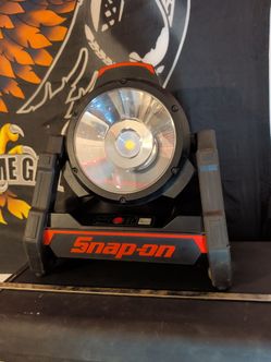 Snap on monster lithium flood light