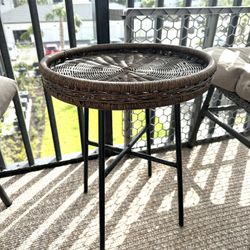 Round end coffee table