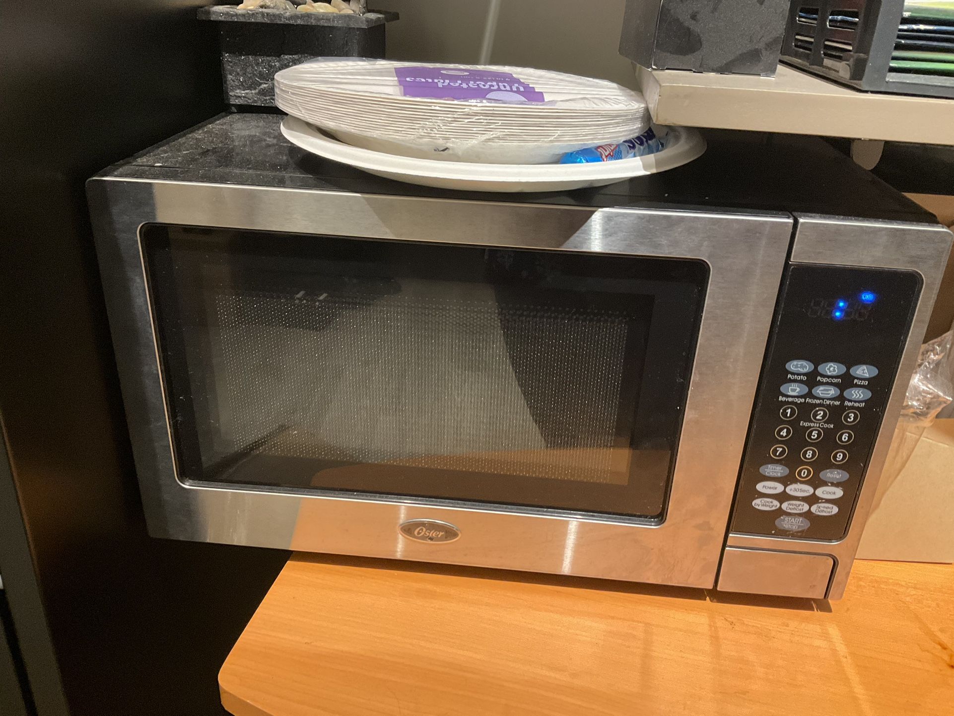 Reliable Oster Microwave Oven for Sale – Clean & Powerful