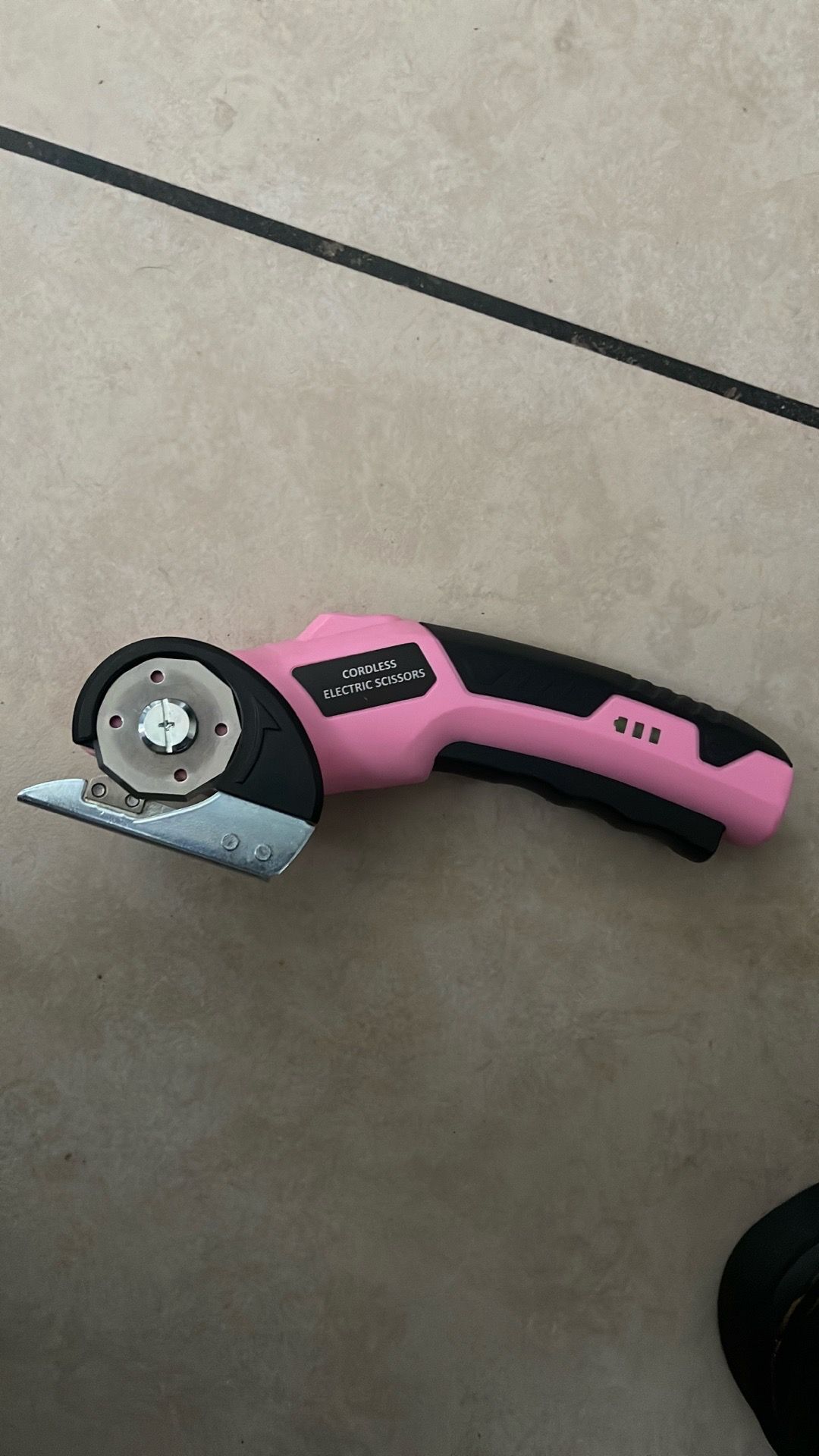 Cordless electric scissors