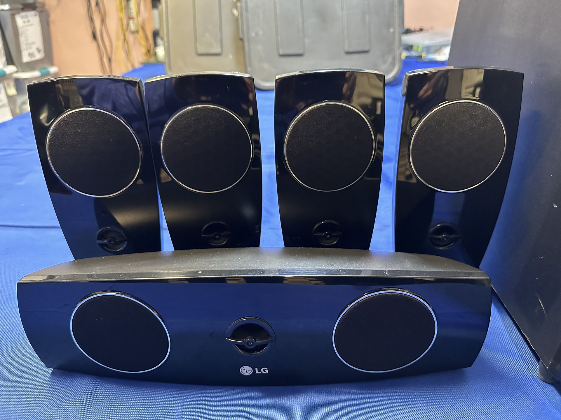 LG Surround Sound Subwoofer W/ 5 Speakers for Sale in Bedford Park, IL