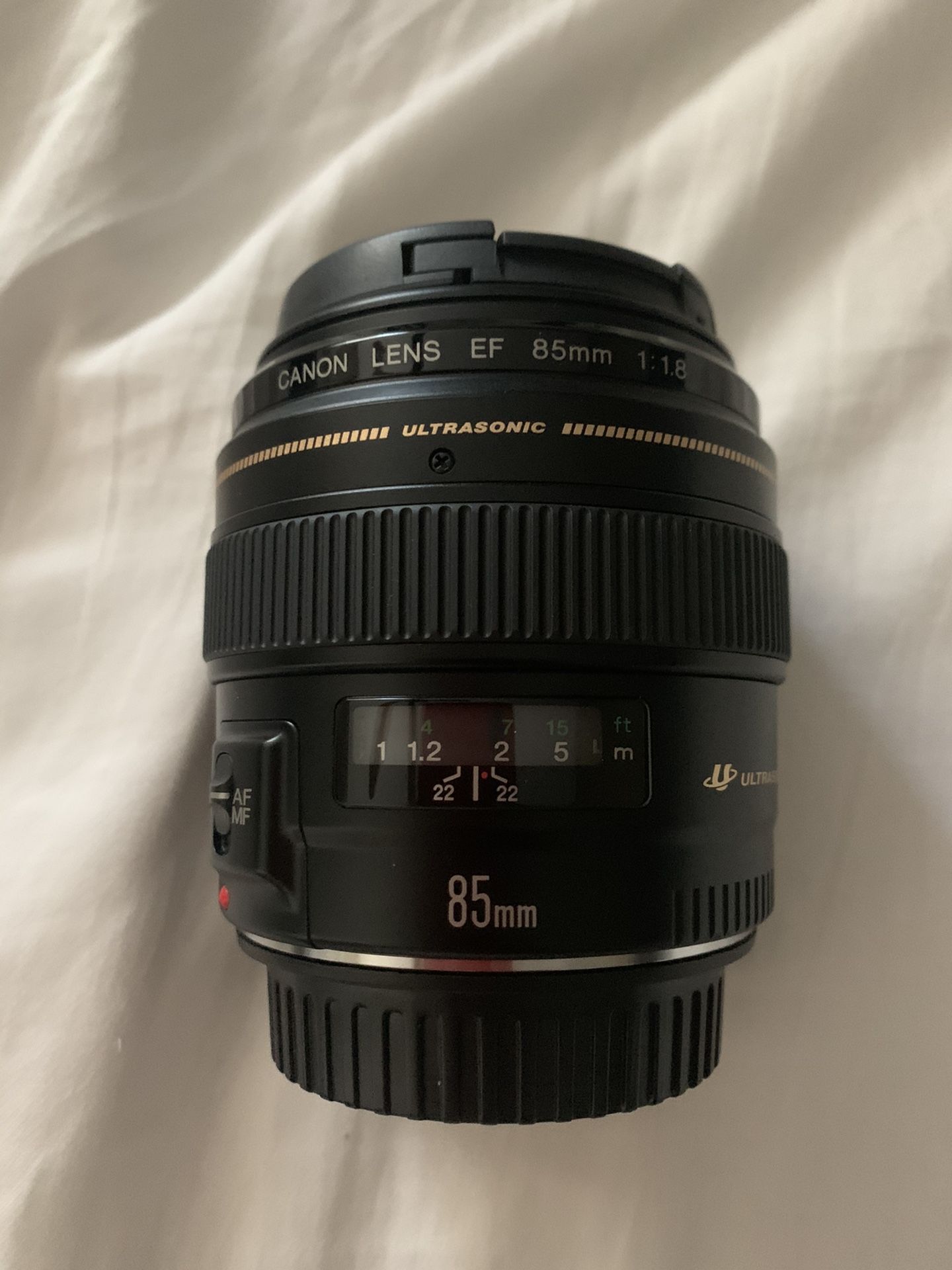 Canon EF 85mm f 1.8 USM medium telephoto lens