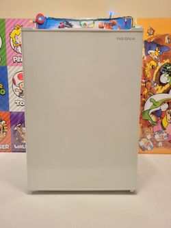 Cold Working Insignia Mini Dorm Home Office Bar Fridge w/ Door Storage Clean