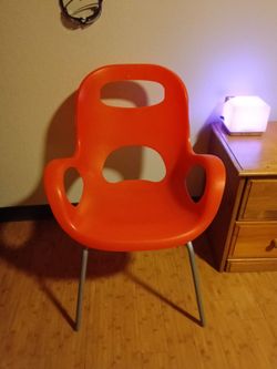 Umbra metal chair