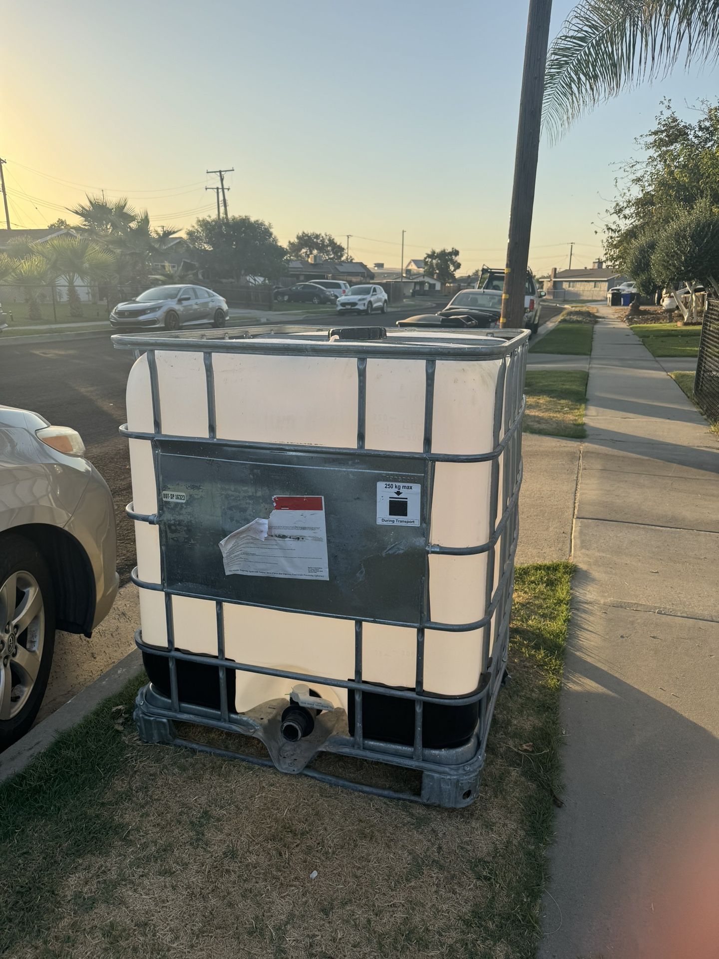 250 plus gallon water tank pick up only 50$ firm