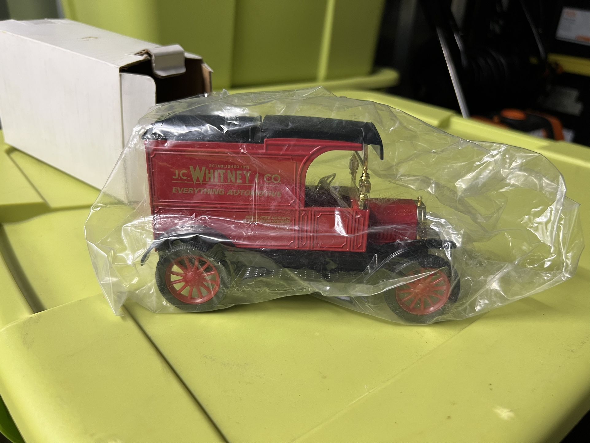 ERTL DIE-CAST 1905 DELIVERY CAR BANK "J.C. Whitney" 1:25 #3811