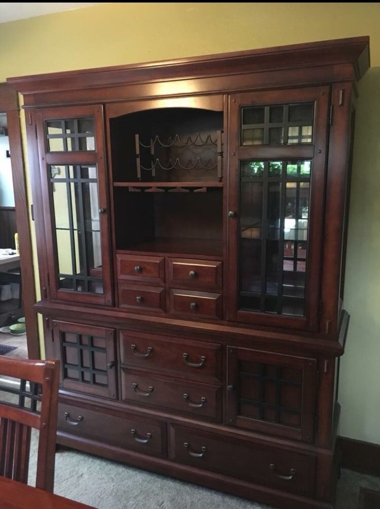 Broyhill Vantana traditional China hutch and base