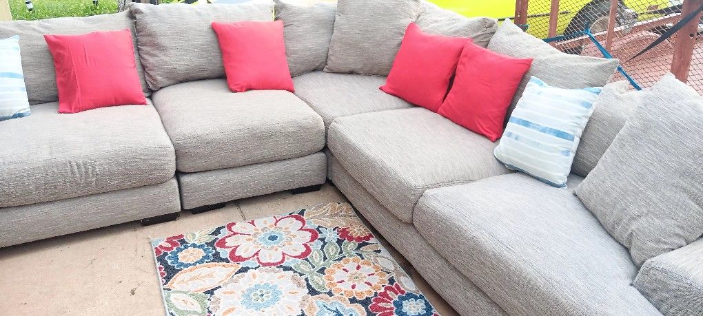 Nice Big Sectional Can Deliver