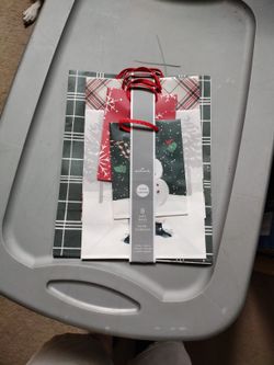 Hallmark * 8 Gift Bag Set For Sale