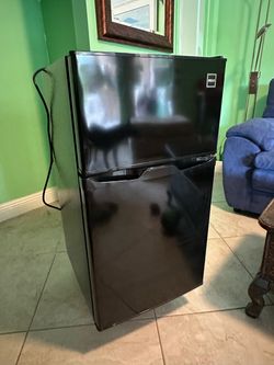 RCA RFR635-D-BLACK Mini Refrigerator