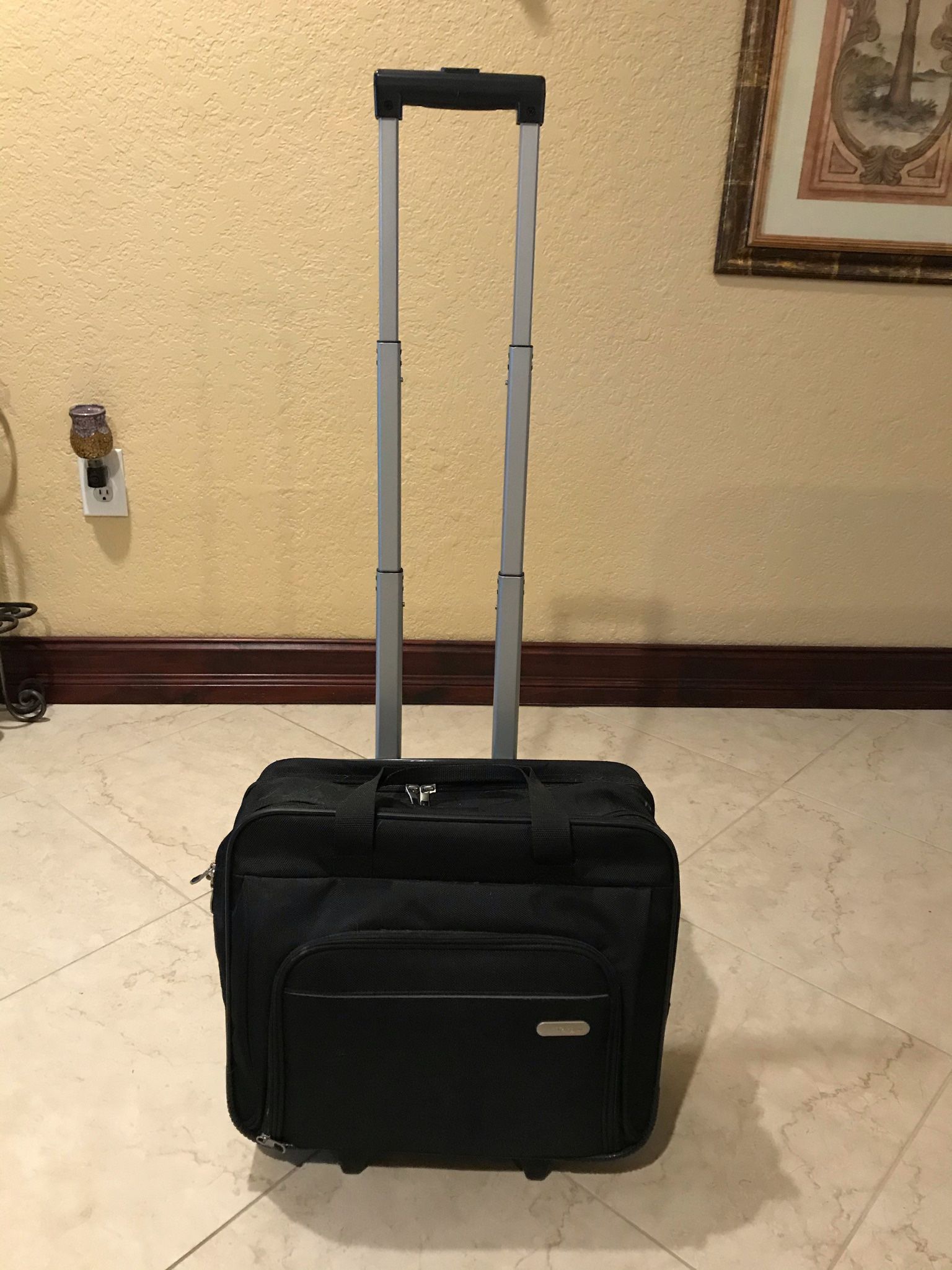 Like New TARGUS Black Rolling Laptop Case