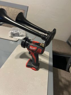 TALADRO MARCA MILWAUKEE CONVERTIDO A CORNETA DE CAMIÓN SUENA FUERTE MUY POTENTE NO BATERÍA NO CARGADOR