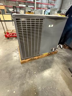 3.5 ton NEW AC units (international -CARRIER) have small blemishes see pics cosmetic . Priced to sell awesome deal