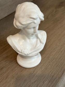 White Porcelain Woman Bust Figurine 3.5x6