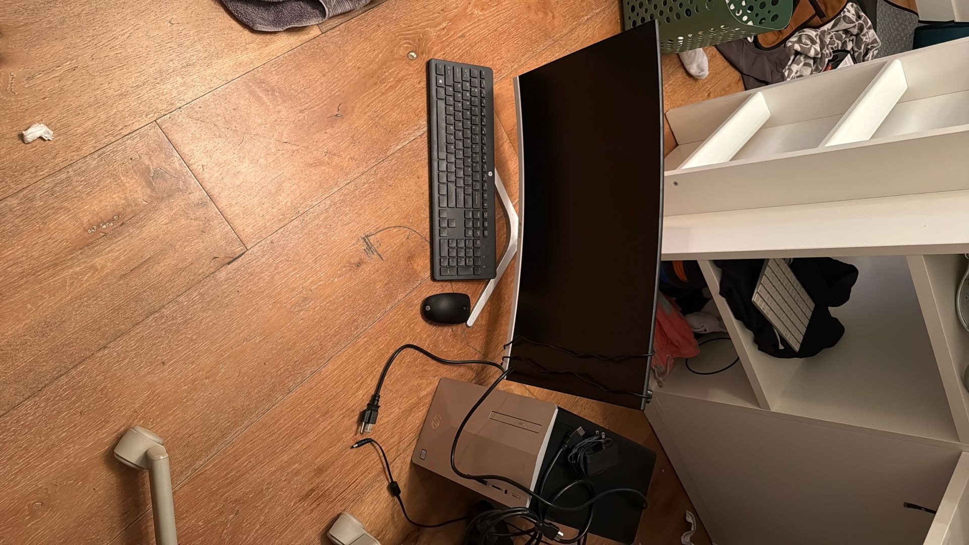 Hp Pavilon Desktop 595 – P0074 PC And Crua 27 Inch Curved Monitor With LED Lights And Keyboard And Mouse