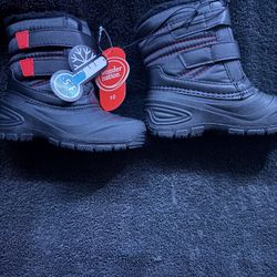 Toddler size ten snow boots brand new