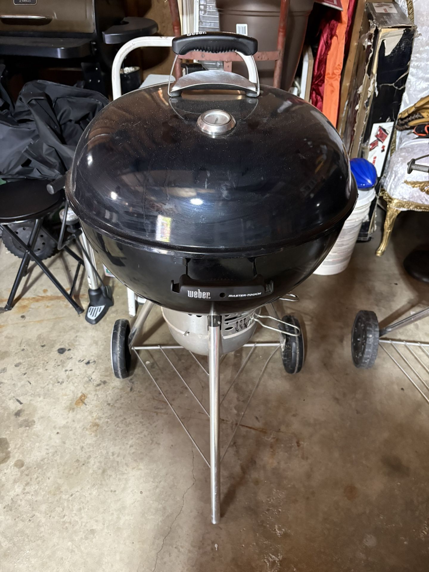 Mint Webber Kettle 22in With Accessories.