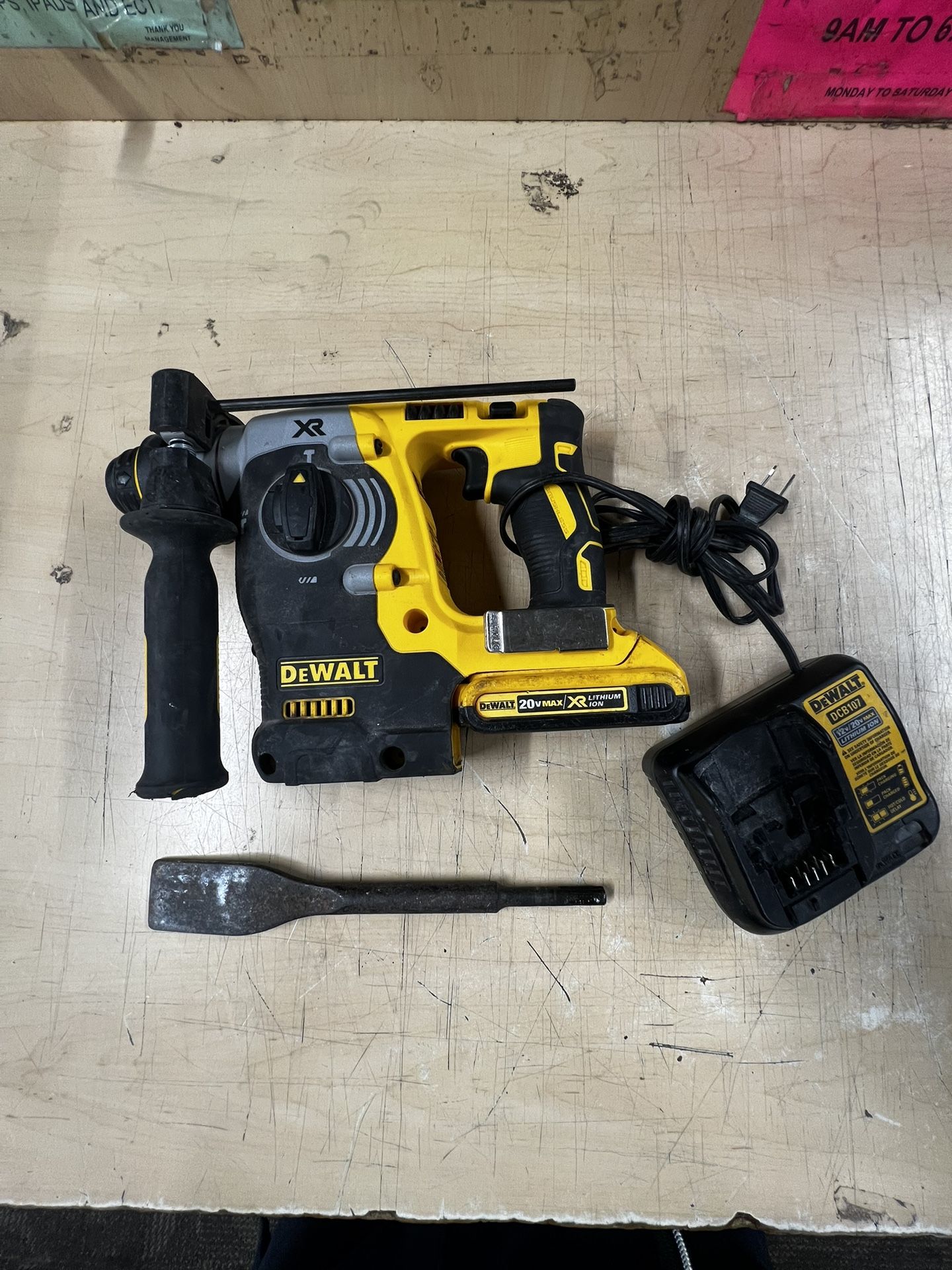 DEWALT ROTARY HAMMER DRILL W BATTERY & CHARGER SELLING FOR $269‼️