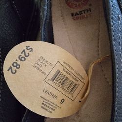 $6 Size 9 Womens Leather Slip on Shoe