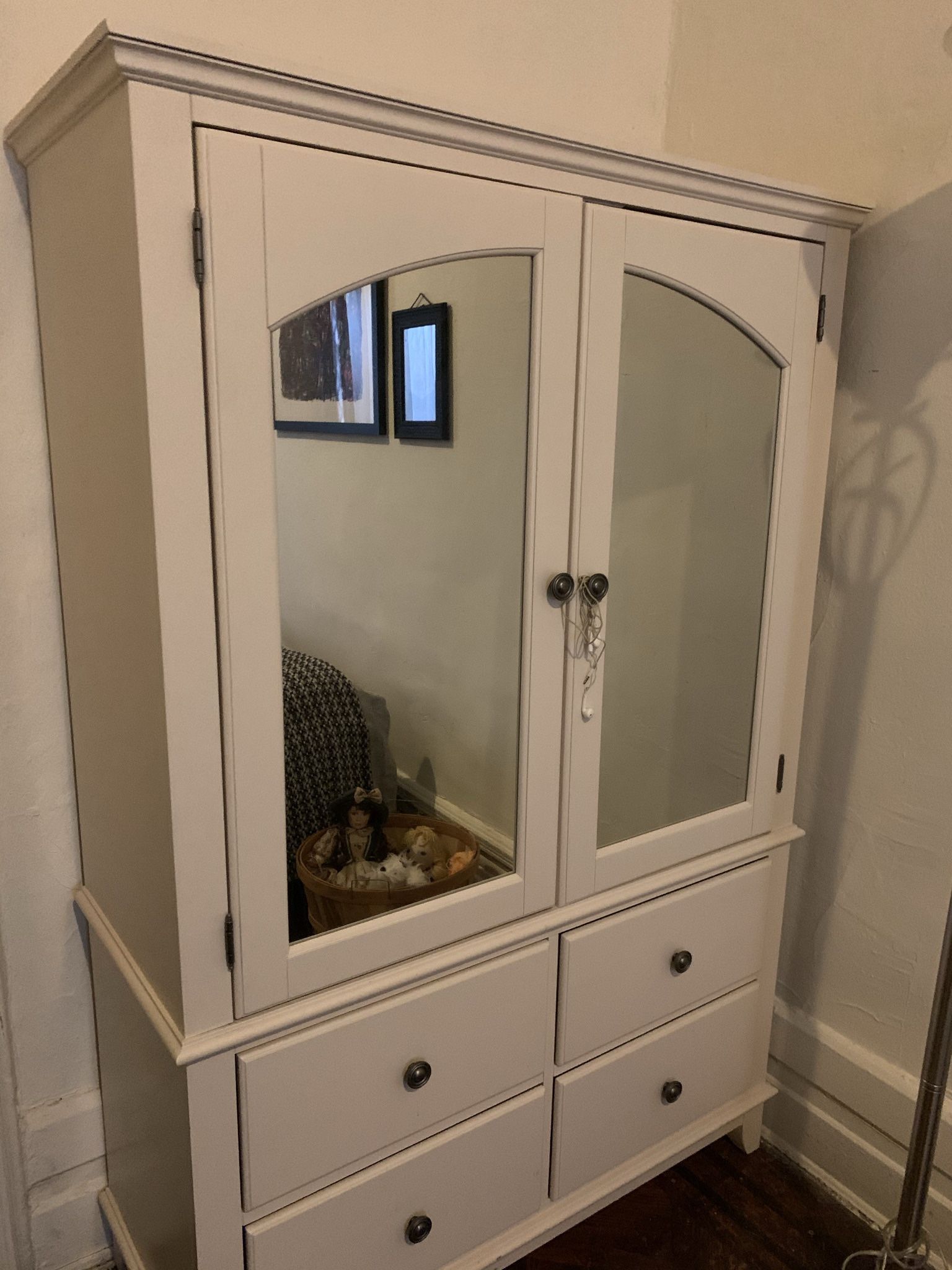 Raymour And Flanigan White Dresser With Mirrors, 4 Drawers And Shelves