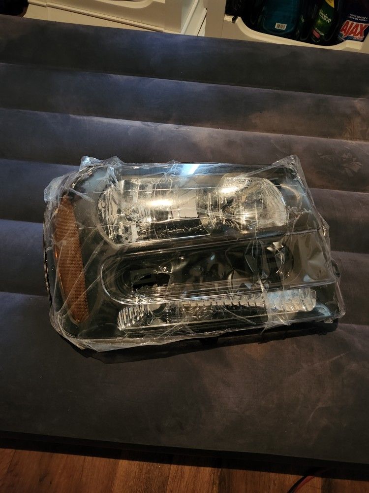 Passenger Headlight For TrailBlazer