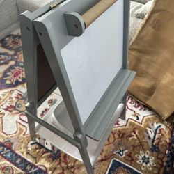 Kids easel (2 rolls of new paper)