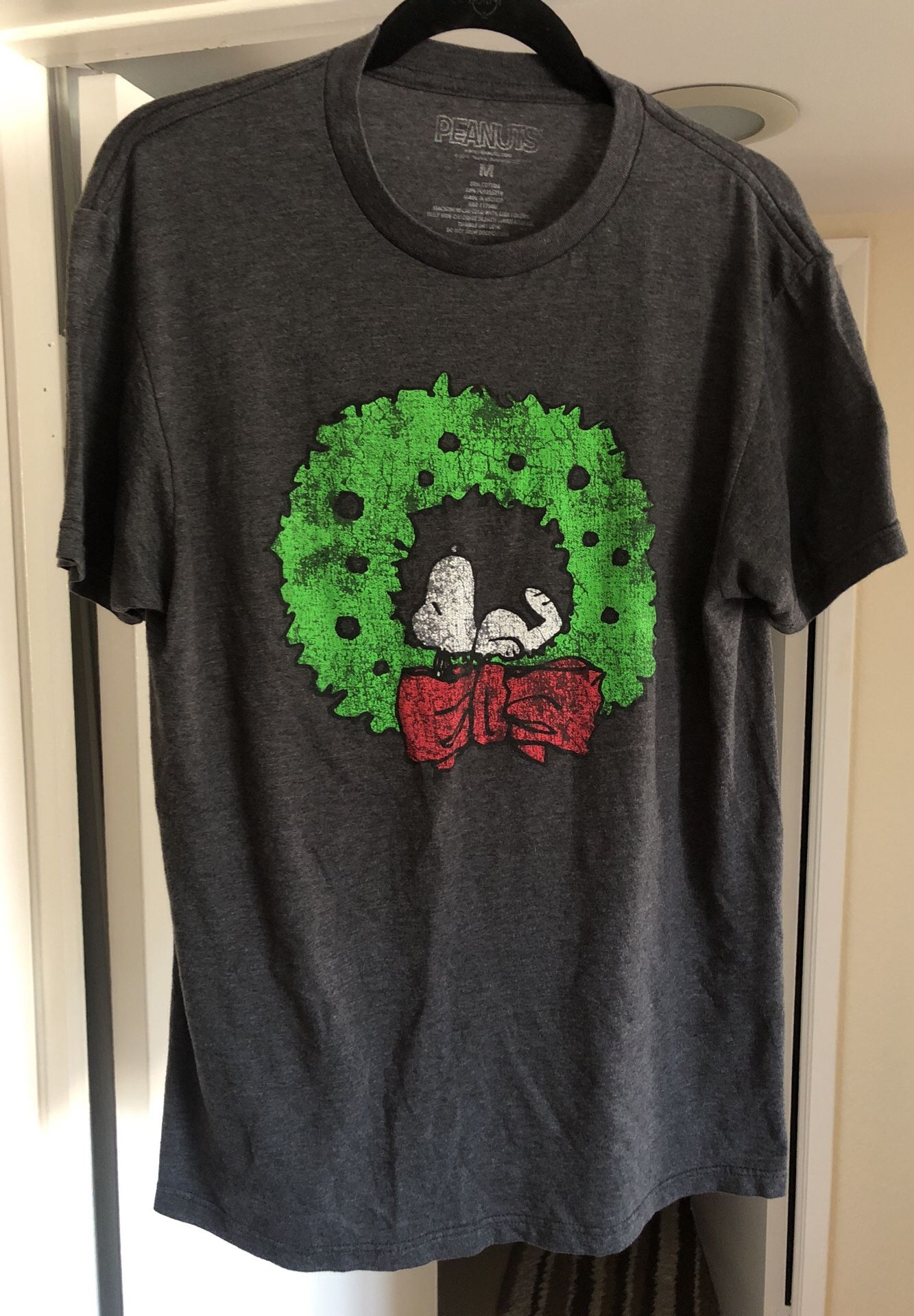 Men’s MEDIUM Snoopy Xmas Wreath shirt