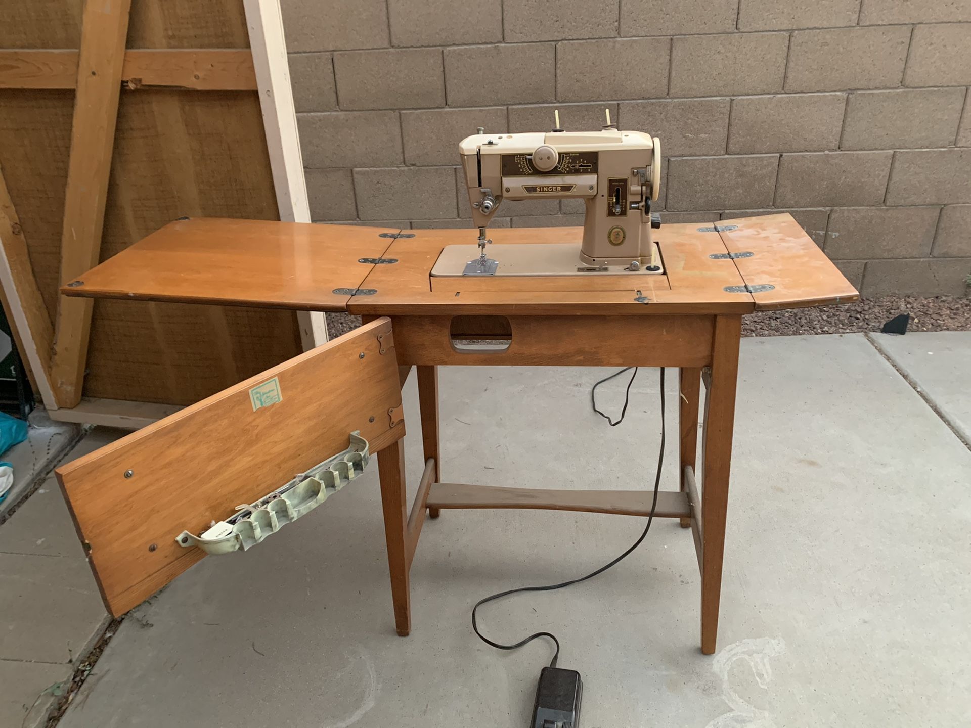 1950's vintage singer sewing machine in wooden