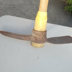 VINTAGE MILLER 5 LBS PICK AXE