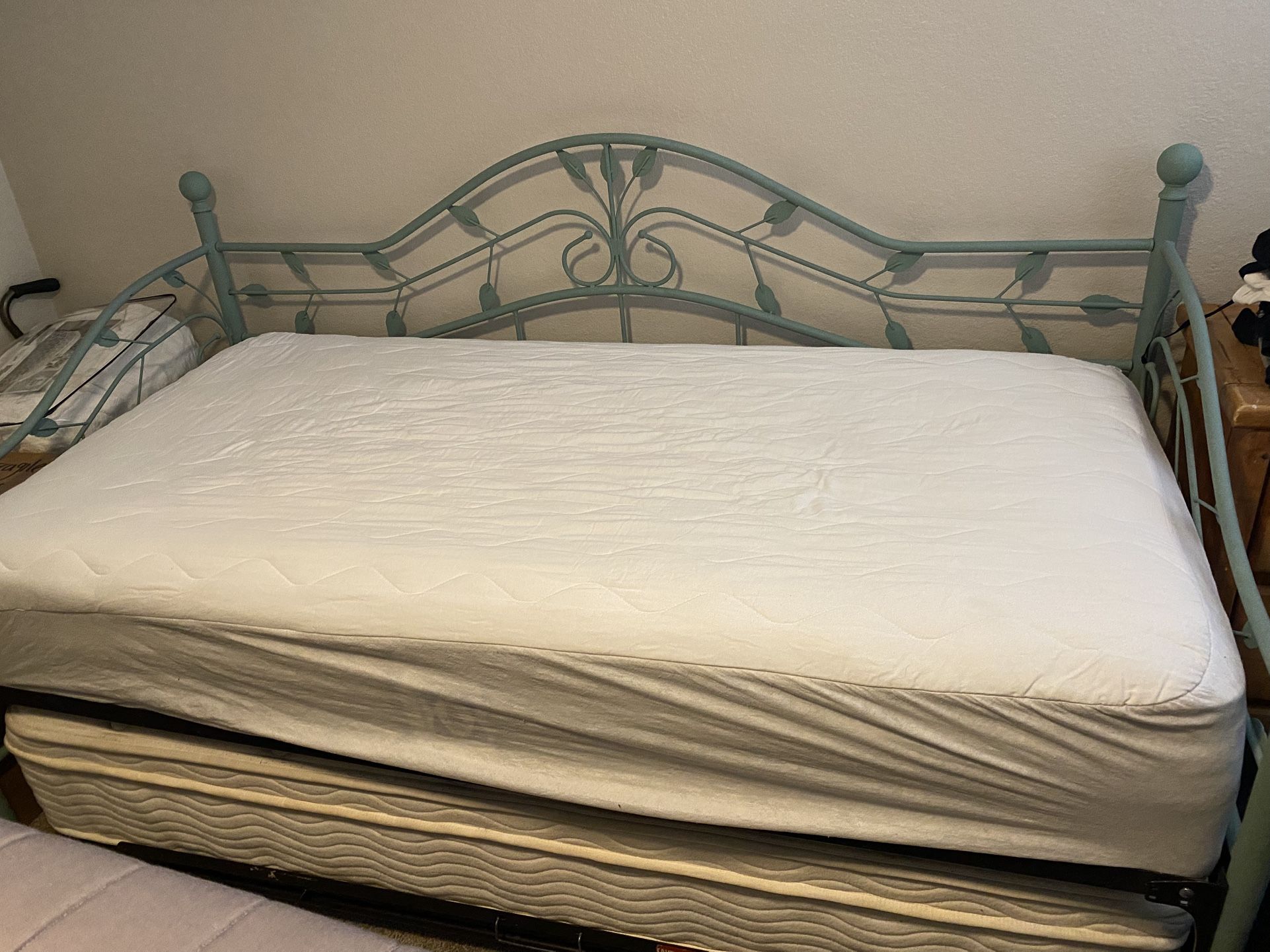 Twin Day Bed Like New
