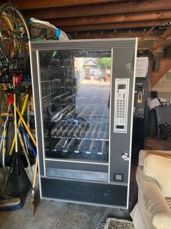 Snack vending machine