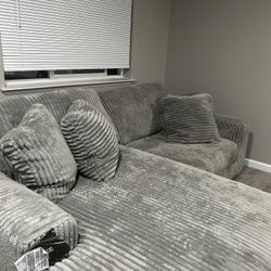 Lindyn 2-peice With Left Chaise