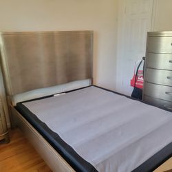 Queen Bedroom Set (Real Wood/Excellent Condition)