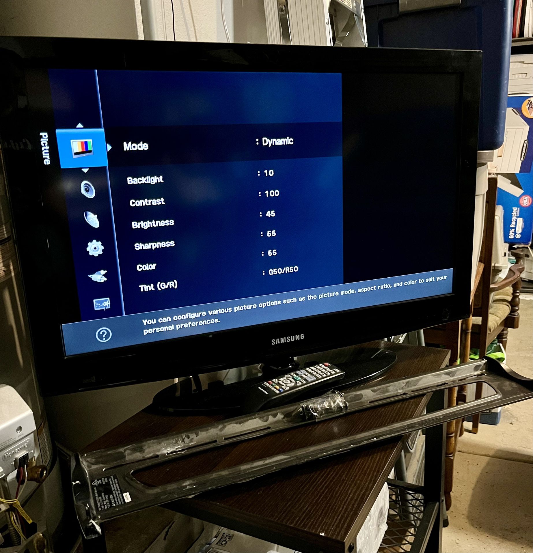 Samsung 32” TV with Wall Mount & Remote Control