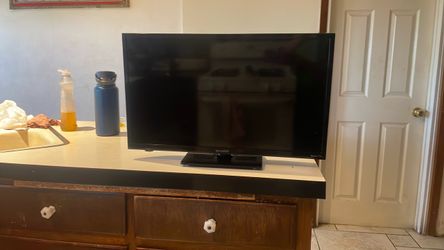 Sharp 24" Smart Roku TV (LC-24LB601U) - Great Condition
