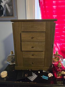 Jewelry box