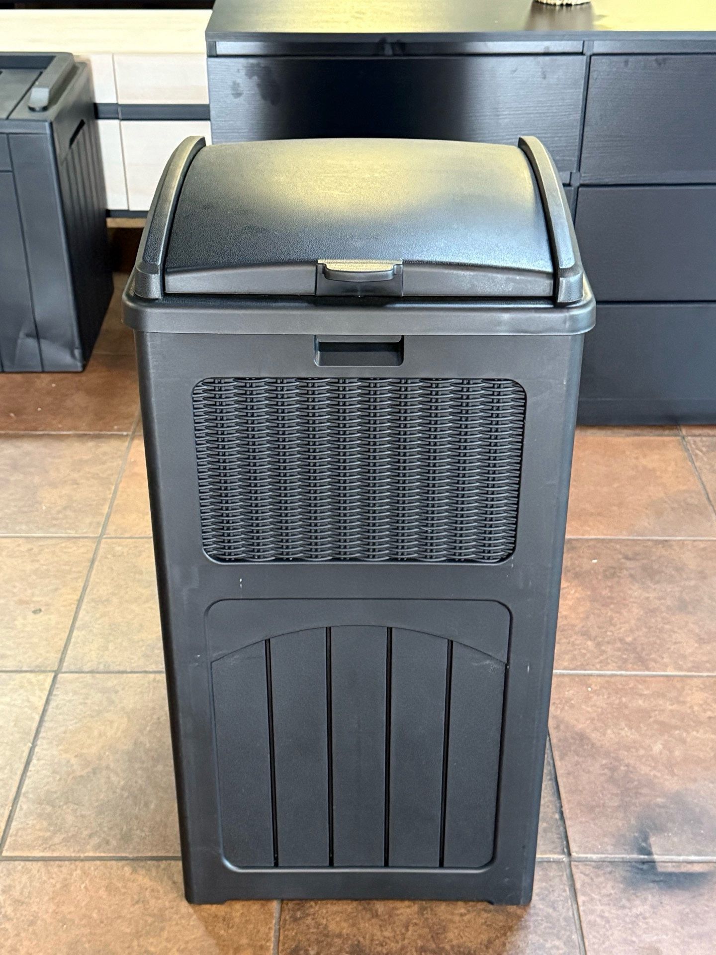 Outdoor All-Weather use Trashbin with Lid, Patio Resin Hideaway Trash Can with Waterproof for Backyard(Black)  💰40$
