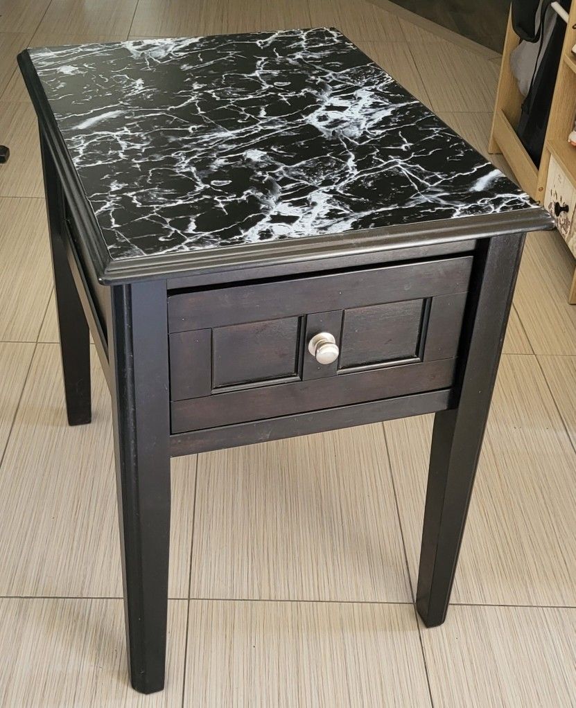 (1) End/Side Table or Night Stand