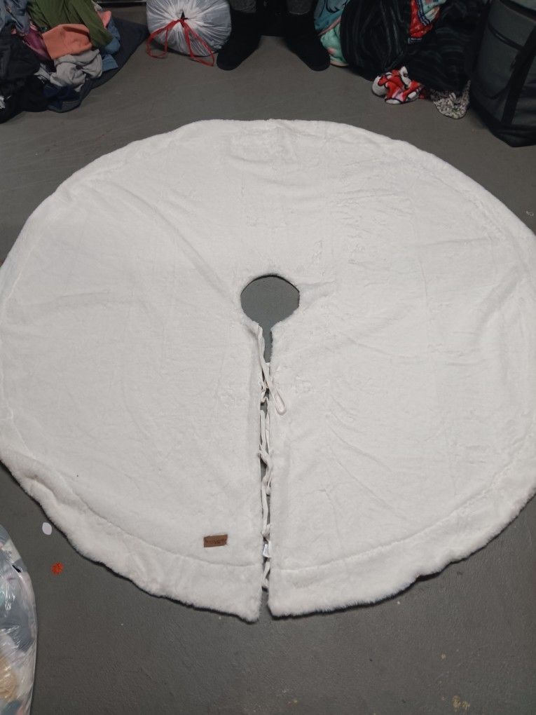 UGG Tree Skirt Brand New